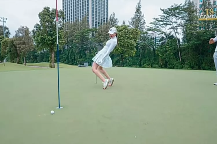 Ekspresi Luna Maya saat Melakukan Challenge. (Gorajuara/ Tangkapan Layar YouTube/ Ts Media.)