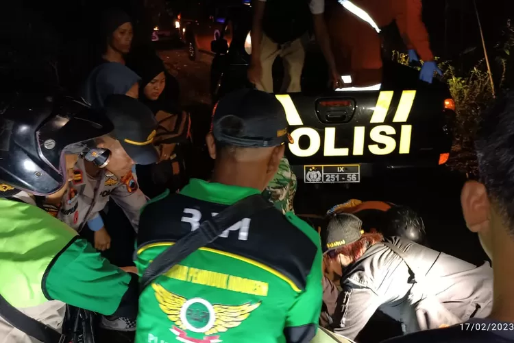 Polisi dan tim SAR mengevakuasi jasad siswi MTs di Kecamatan Bener Kabupaten Purworejo yang hanyut di Sungai Kodil. (Foto: Humas Polsek Bener)