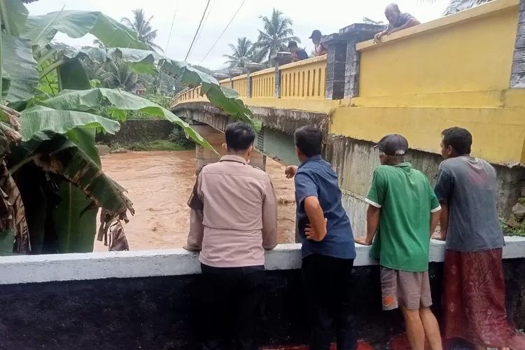 Jembatan Kuning di antara Desa Kaliwader dengan Desa Kaliurip Kecamatan Bener, menjadi awal lokasi jatuh dan hanyutnya siswi MTs di Kecamatan Bener yang diduga lakukan bunuh diri. (Foto: Humas Polsek Bener)