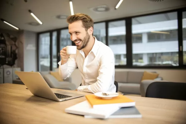 Ilustrasi tingkatkan produktivitas kerja supaya naik jabatan  (Pexels/Andrea Piacquadio)