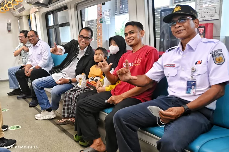 Menhub Budi Karya Sumadi berbaur dengan penumpang LRT Sumsel