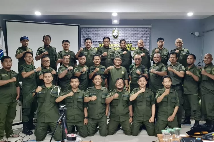 Staf Ahli Menteri Sekretaris Negara RI Bidang Politik, Pertahanan, dan Keamanan, Prof. Dr. Dadan Wildan, M. Hum (tengah memakai ikat kepala) foto bersama Pimpinan Komando Pusat Brigade Persatuan Islam - Foto: Istimewa