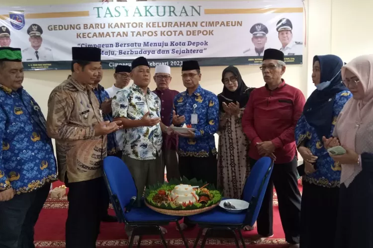 ACARA : Kelurahan Cimpaen, Kecamatan Tapos mengadakan tasyakuran gedung Kantor Kelurahan baru.  (ANDIKA EKA/RADAR DEPOK)