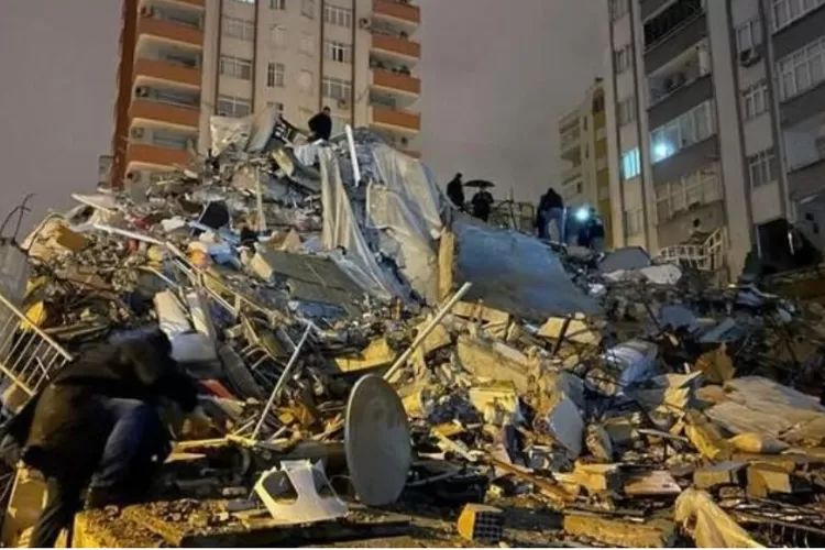 Gempa bumi di Turki dengan kekuatan magnitudo 7,8 telah menghancurkan sejumlah bangunan dan menewaskan puluhan ribu warga Turki.