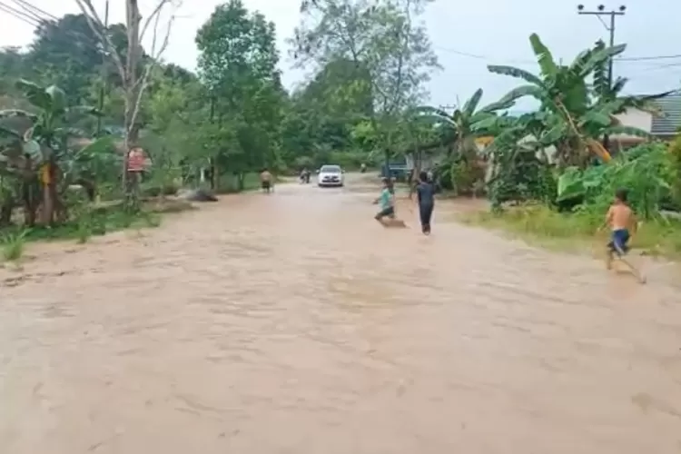 Banjir Lumpur Di Kelurahan Sanga Sanga Dalam, Kukar, Kaltim, kerap hantui warga (Dok. Humas DPRD Kaltim)