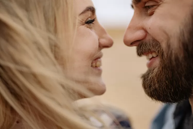 Ilustrasi bahasa tubuh pria saat memandang wanita yang ia sayangi (Pexels/Yan Krukau)