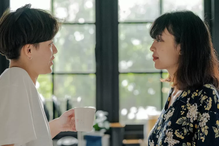 Ilustrasi cara mudah kenali diam-diam seseorang suka sama kamu (Pexels/Ketut Subiyanto)