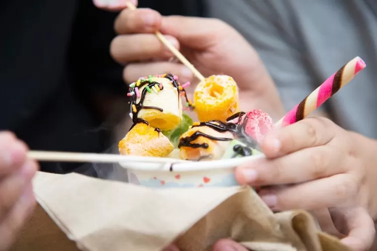 Ciki Ngebul  (https://www.google.com/amp/s/www.indozone.id/amp/8JsaYbP/kemenkes-ungkap-kondisi-28-anak-keracunan-chiki-ngebul-sempat-alami-perut-begah)