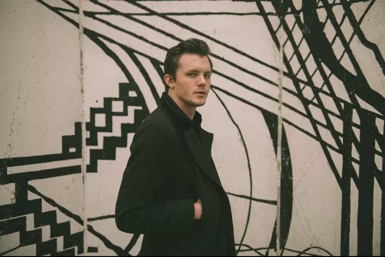 Ilustrasi cowok gagah yang tengah berjalan sambil menatap (Pexels/Roy Reyna)