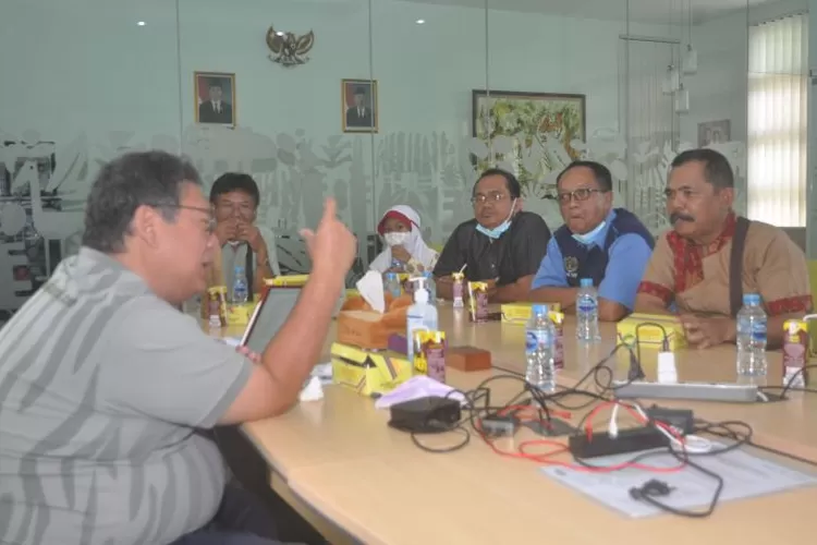 Direktur Utama GL Zoo, KMT A.Tirtodiprojo (Joko) saat menerima kunjungan Pengurus Persatuan Wartawan Indonesia (PWI) DIY di ruang kerjanya, Senin (20/2/2023) (Foto : Istimewa)