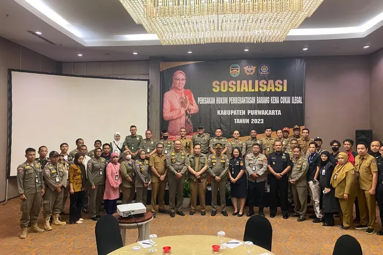 Satpol PP Kabupaten Purwakarta melakukan sosialisasi penegakan hukum pemberantasan barang kena cukai ilegal.  (Humas Pemkab Purwakarta)