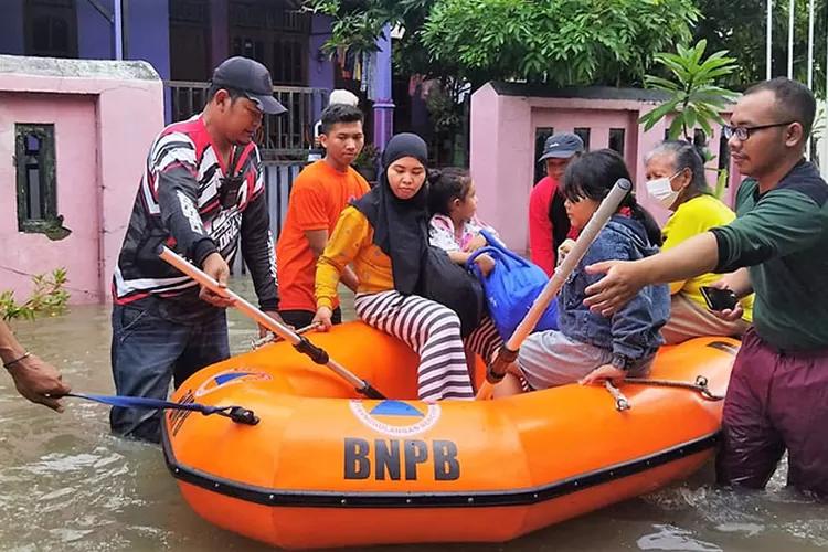 Evakuasi korban banjir di wilayah Joyotakan, Kecamatan Serengan, Solo oleh petugas Badan Penanggulangan Bencana Daerah (BPBD) Solo, Jumat (17/2/2023).  (SMSolo/dok BPBD Kota Solo)