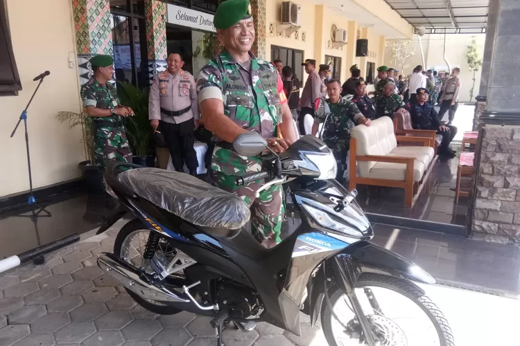 Anggota Bintara Pembina Desa (Babinsa) Kodim 0710 Pekalongan, Serka Alosius Jawa,&nbsp;menerima piagam penghargaan dan sepeda motor berkat amankan dua granat dan pistol (Muslihun / Kontributor Batang)