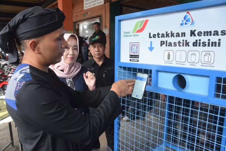 Dirut Perumda Pasar Pakuan Jaya Muzakkir mencoba dropbox sampah plastik yang bisa diubah jadi rupiah. (Dok. Perumda Pasar Pakuan Jaya)