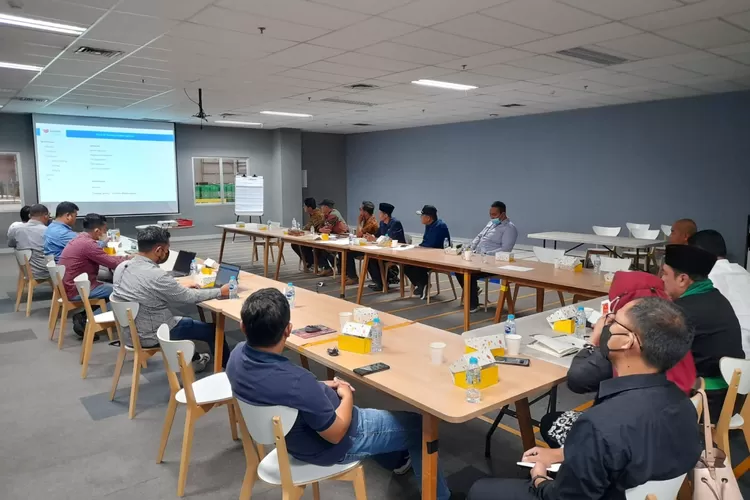 ALOT : Mediasi kedua yang dilakukan masyarakat Jatijajar dan Lazada Depok di Gudang Lazada Depok mulai dari pukul 10:00 WIB hingga 18:00 WIB, Kamis (16/2).  (ANDIKA EKA/RADAR DEPOK)