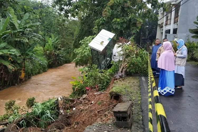 Talud di Gunungpati Semarang ambrol akibat longsor membuat belasan kelinci warga hanyut.  (Ayosemarang.com/ Audrian Firhannusa)