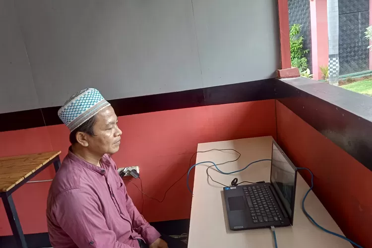Mantan Kepala Desa Kalibeluk, Kecamatan Warungasem Kabupaten Batang, Masjkuri menjalani sidang tipikor secara virtual di Lapas Kelas IIB Batang.  (Dok)