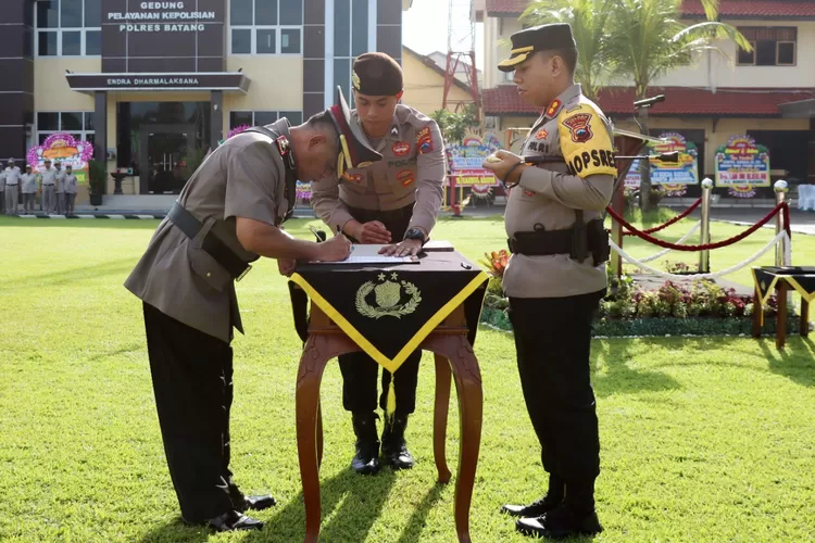 Kapolres Batang, AKBP Saufi Salamun menandatangani berita acara sertijab di Mapolres Batang, Senin 20 Februari 2023. (Foto: dok)