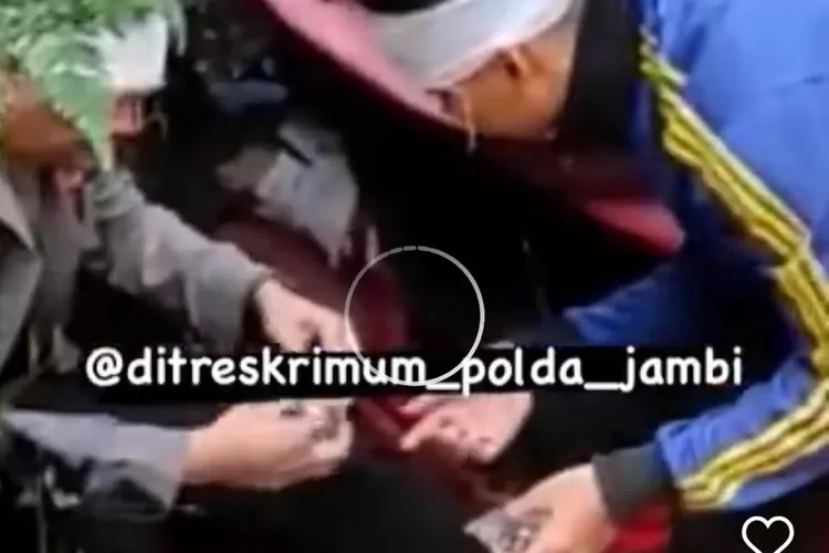 Tim medis mulai memberikan bantuan kepada Kapolda Jambi dan rombongannya yang kemarin mengalami insiden  berupa pendaratan darurat helikopter yang ditumpangi di kawasan TNKS, Kerinci Jambi. (tangkapan layar instagram@ditreskrimum_polda_jambi)