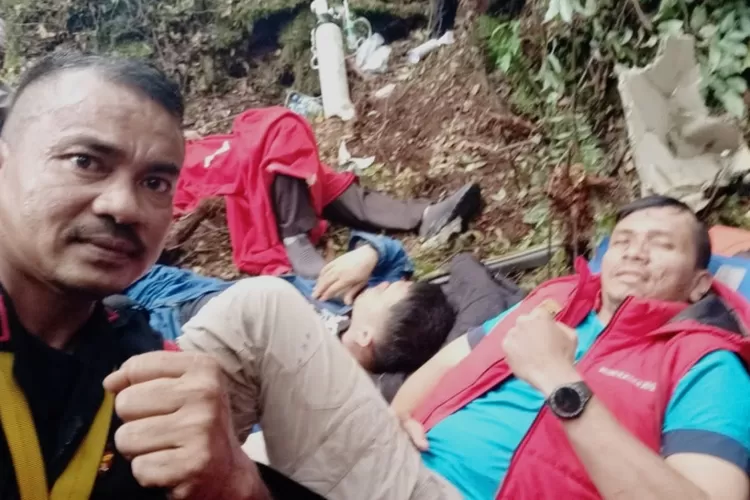 Tim evakuasi di TKP kecelakaan heli Kapolda Jambi (Pmjnews)