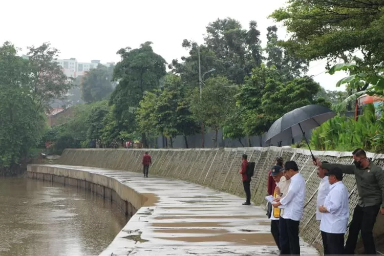 Presiden Jokowi saat melakukan peninjauan normalisasi Kali Ciliwung di Jalan Inspeksi Ciliwung, Jakarta pada Selasa (21/2/2023).  (ANTARA/Rangga Pandu Asmara Jingga)