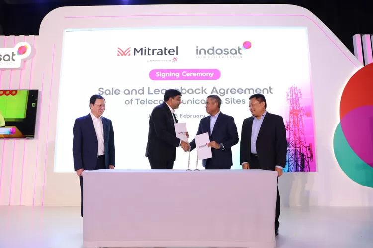 Peresmian perjanjian penjualan bersyarat antara Mitratel dengan IOH melalui penandatanganan CSPA oleh Direktur Utama Mitratel Theodorus Ardi Hartoko (kedua dari kanan) dan CEO IOH Vikram Sinha (kedua dari kiri). 