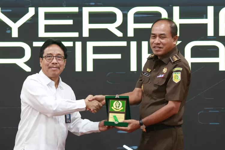 Jamintel Kejaksaan Agung Amir Yanto menerima sertifikat dan akreditasi ISO 17025
