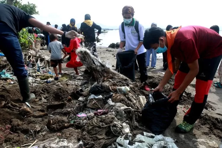 Gandeng SMSI dan PFI, Pastabel dan Esapala Inisiasi Aksi Bersih Pantai dan Tanam 1000 Mangrove (Dok SMSI Bandar Lampung)