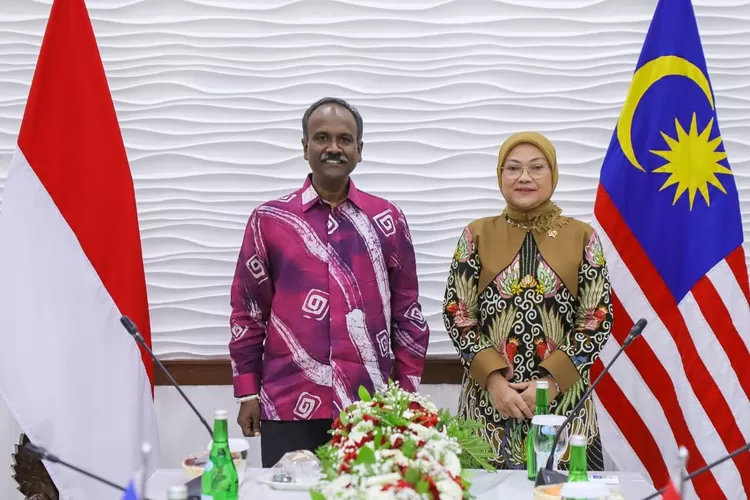 Menaker Ida Fauziyah (kanan) saat menerima kunjungan Menteri Sumber Manusia Malaysia V Sivakumar (kiri). 