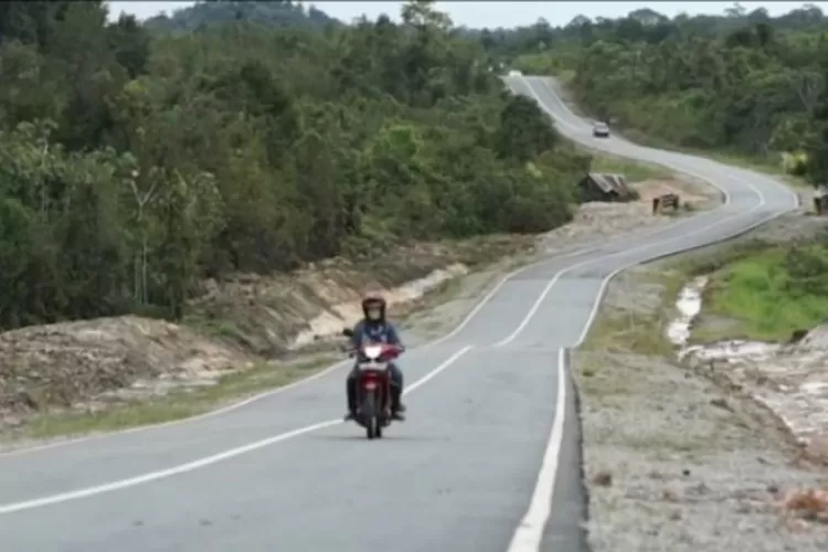 Jaringan jalan perbatasan di Kalimantan dan Papua ini merupakan infrastruktur yang bernilai strategis bagi NKRI dengan fungsi sebagai pertahanan dan keamanan negara dan mendukung pusat pertumbuhan ekonomi baru di kawasan perbatasan (dok pu.go.id)