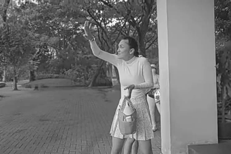 Luna Maya dan Candaannya saat Berlatih Golf (Gorajuara/dok: screenshot YouTube Luna Maya)