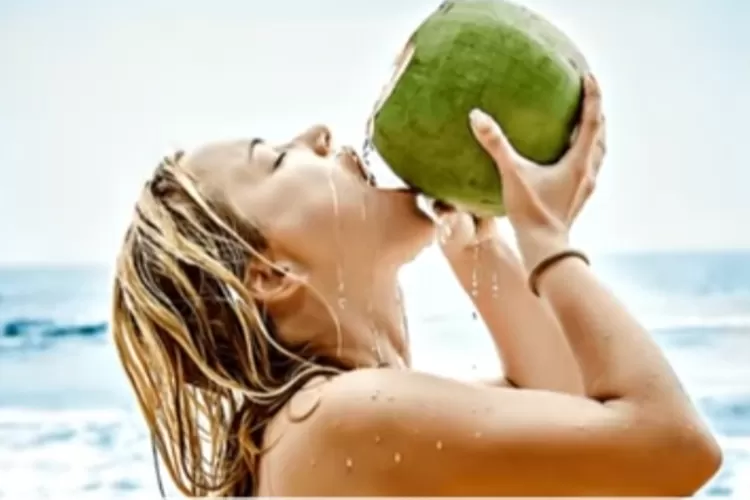 Inilah 11 Manfaat Air Kelapa Muda, Salah satunya Mencegah Batu Ginjal (Foto: YouTube Kunci Sehat)