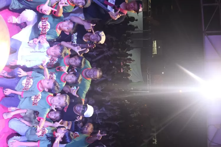 MERIAH : The Jakmania Depok Brisix saat merayakan Hari Ulang Tahun (HUT) ke-16, di Lapangan Bringin Kramat Jaya, Kelurahan Beji, Kecamatan Beji.