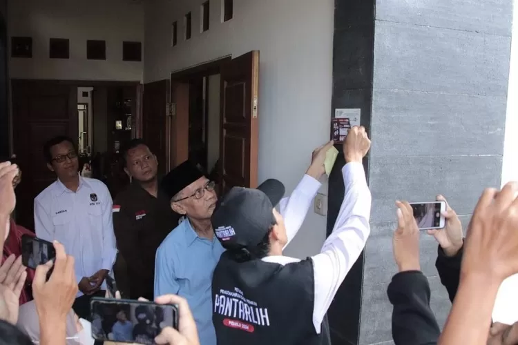 Ketua Umum Muhammadiyah Prof. Haedra Nashir menyaksikan diinding rumahnya ditempel stiker oleh petugas KPU - Foto: Dok Pribadi