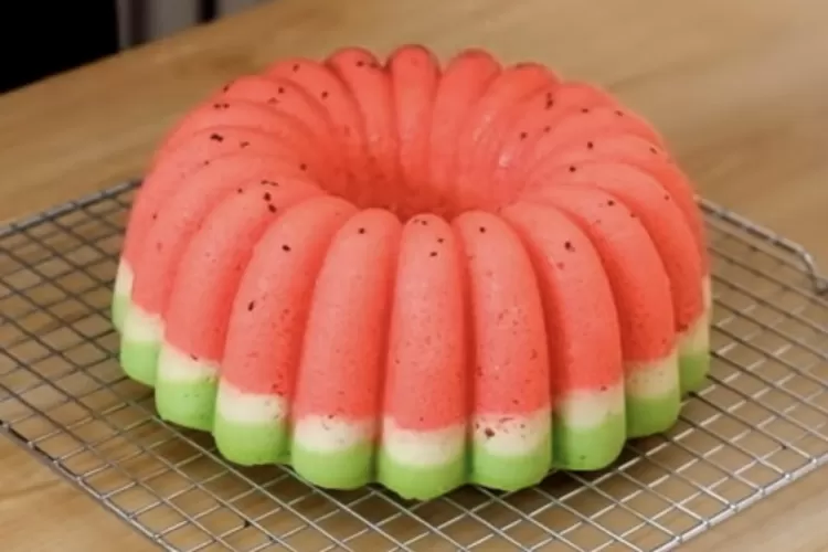 Bolu kukus semangka bisa dijadikan daftar menu andalan bunda di rumah, untuk takjil buka puasa di bulan Ramadhan 2023 nanti. ( YouTube Lis Achmady)