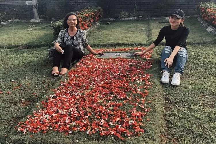 Natasha Wilona mengantarkan sang nenek ke peristirahatan terakhir.  (Instagram/ @natashawilona12)