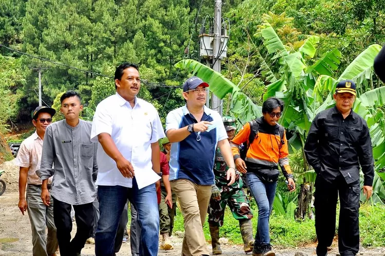 Anggota DPRD Provinsi Jabar, Asep Wahyuwijaya (tengah) saat memantau pembangunan jalan di Sukajaya. 