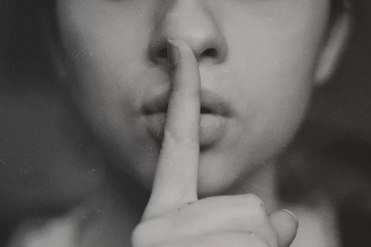 Ilustrasi mengenali tanda seseorang mendua dalam hubungan (Unsplash/Kristina Flour)