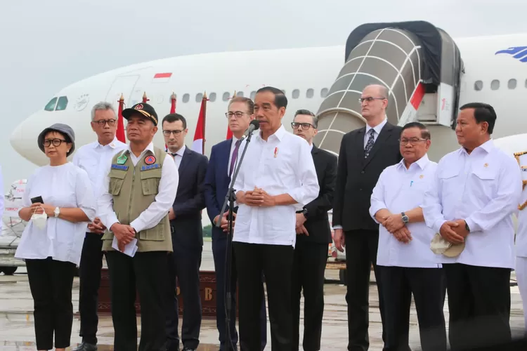 Menko PMK Muhadjir Effendy (pakai rompi), dilepas Presiden Joko Widodo (tengah), memimpin delegasi Indonesia beri bantuan ke Turki dan Suriah. 