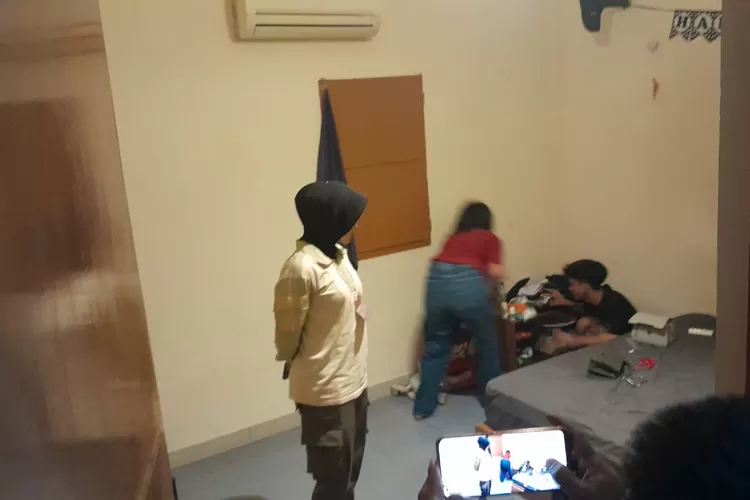 Satpol PP Padang amankan 2 perempuan dan 3 Laki-laki dari kamar Homestay 