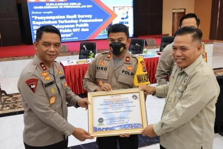 Kepala Ombudsman DIY memberi penghargaan kepada Polres dan Polresta Polda DIY yang diterima Kapolda Irjen Suwondo Nainggolan  (Istimewa )