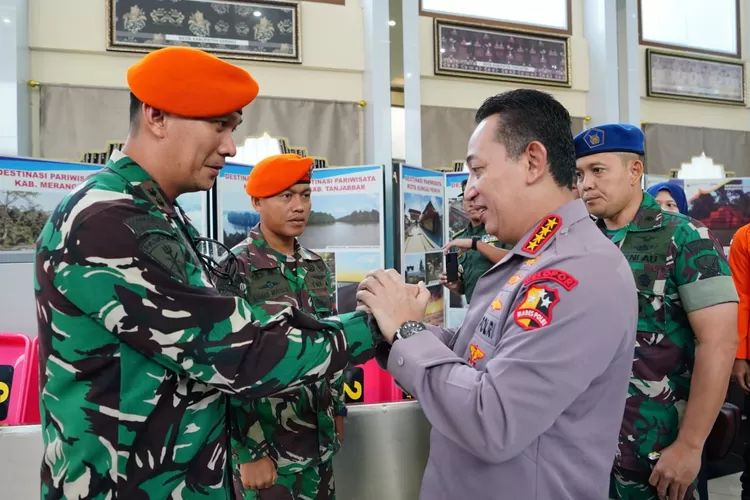 Kapolri Jenderal Pol Listyo Sigit menyalami satu per satu tim evakuasi gabungan di Bandara Sultan Thaha Saifuddin, Jambi. (istimewa )