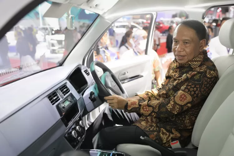 Menpora mengatakan hari ini saya sengaja mampir kesini (IIMS 2023) karena salah satu yang dipamerkan di sini adalah  mobil Esemka  (dok kemenpora.go.id)