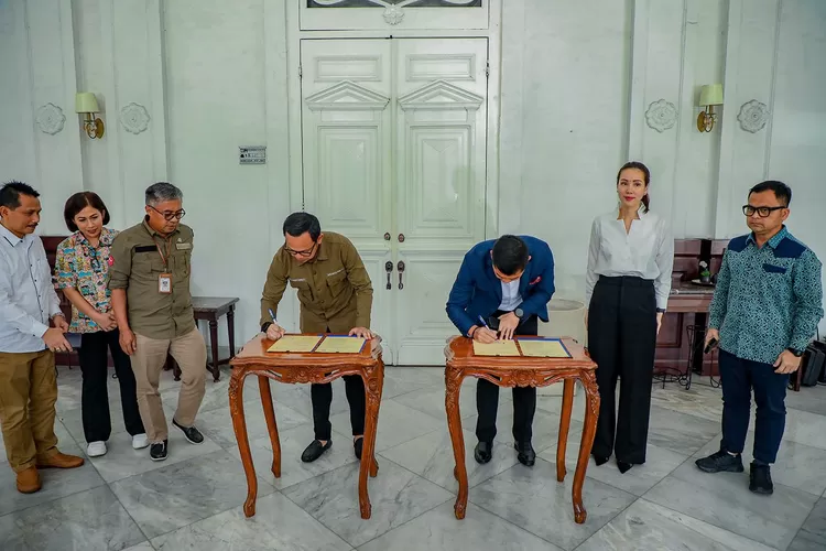 Penandatanganan kesepakatan bersama dilakukan langsung Wali Kota Bogor, Bima Arya bersama Direktur Utama PT Olympic Bangun Persada, Norman Edward Sebastian di lobby Balai Kota Bogor.