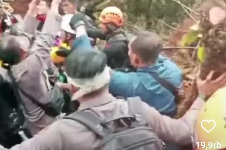 Evakuasi korban helikopter di hutan Jambi. Tim gabungan berhasil mengevakuasi Kapolda Jambi dan tujuh personel yang berada di hutan setelah helikopter mereka mendarat darurat akinat cuaca buruk