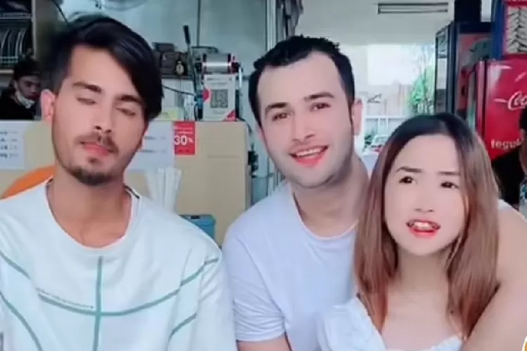 Seleb TikTok Akash Ellahi menjemput Asib Ali Bhore yang berada di Bandara Hassanudin Makassar. Pemuda India itu mengaku belum makan dan tidur selama 4 hari (Tangkap layar TikTok/@akashellahi)