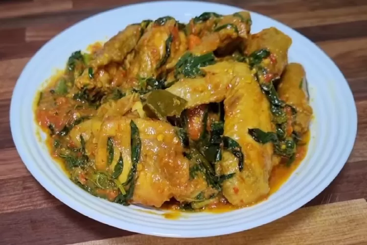 Menggoda Selera! Inilah Rahasia Membuat Ayam Rica-rica Khas Manado yang Lezat dan Menggugah Selera (Foto: Youtube @CeceromedKitchen_1228)