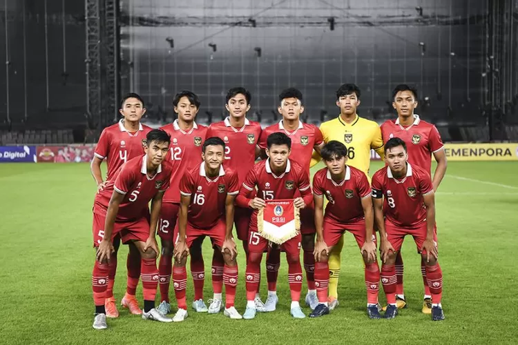 Timnas Indonesia U-20 berfoto sebelum pertandingan lawan Guatemala U-20  di Stadion Utama Gelora Bung Karno (Sindo News)