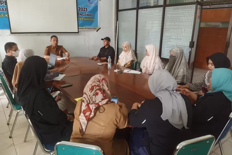 Rapat internal Humas-IKP yang dipimpin Kadis Kominfo, Nursalim, Selasa (21/2/2023), di Ruang Media Center (Humas Kominfo)
