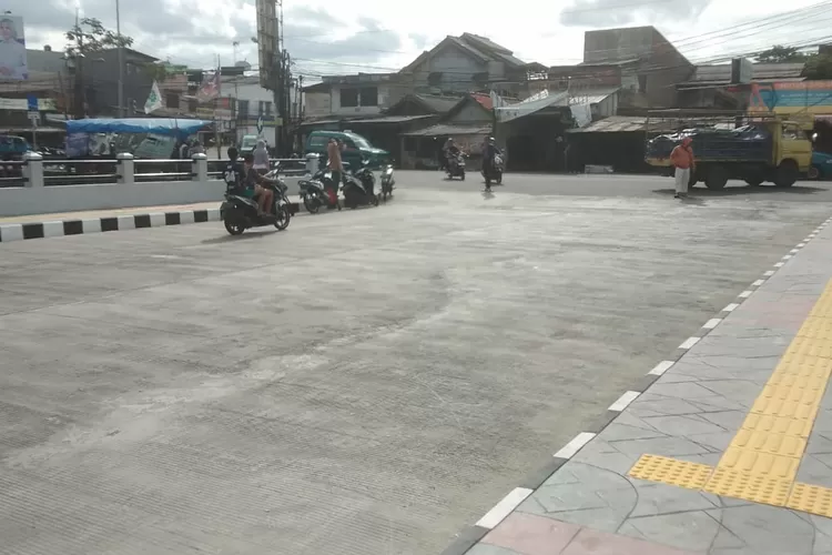 PANTAUAN : Kondisi proyek Jembatan Jatijajar yang sudah dilintasi masyarakat, Rabu (22/2).